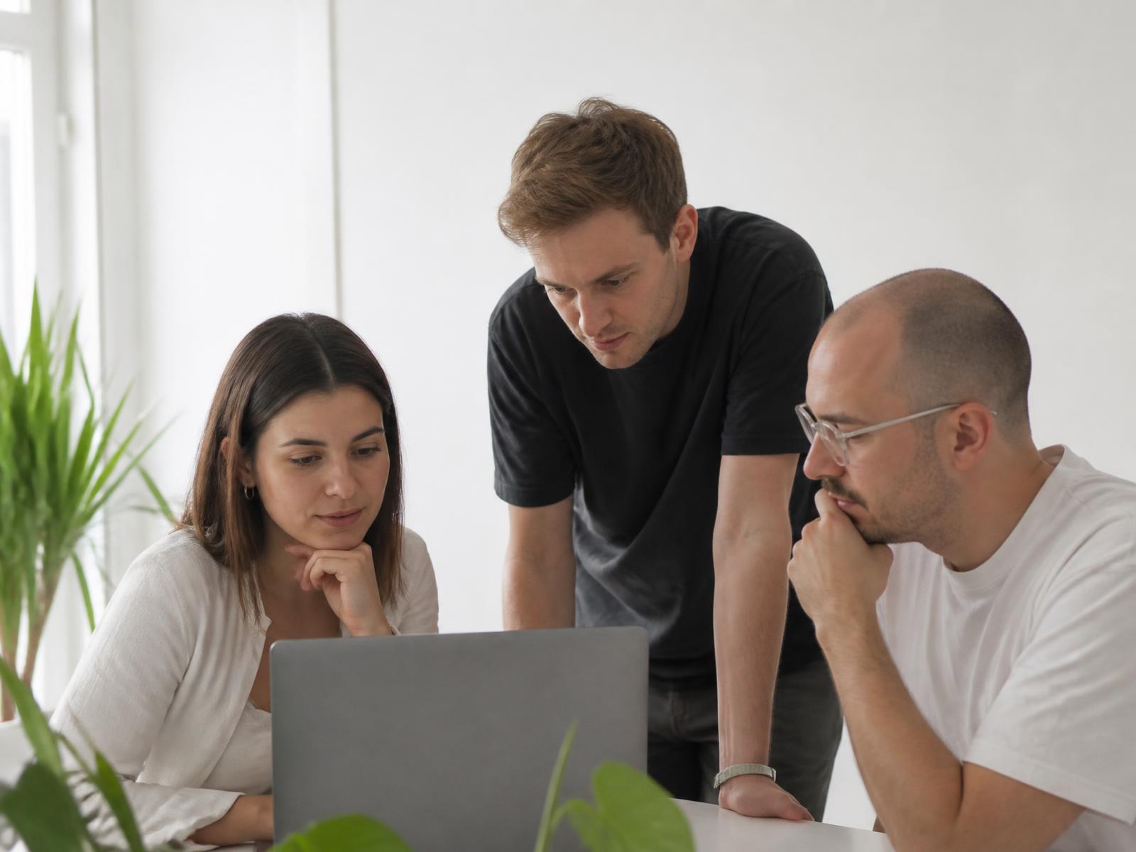 L'équipe Green Connection à Neuchâtel Équipe de l'agence digitale Green Connection travaillant ensemble sur une stratégie d'acquisition